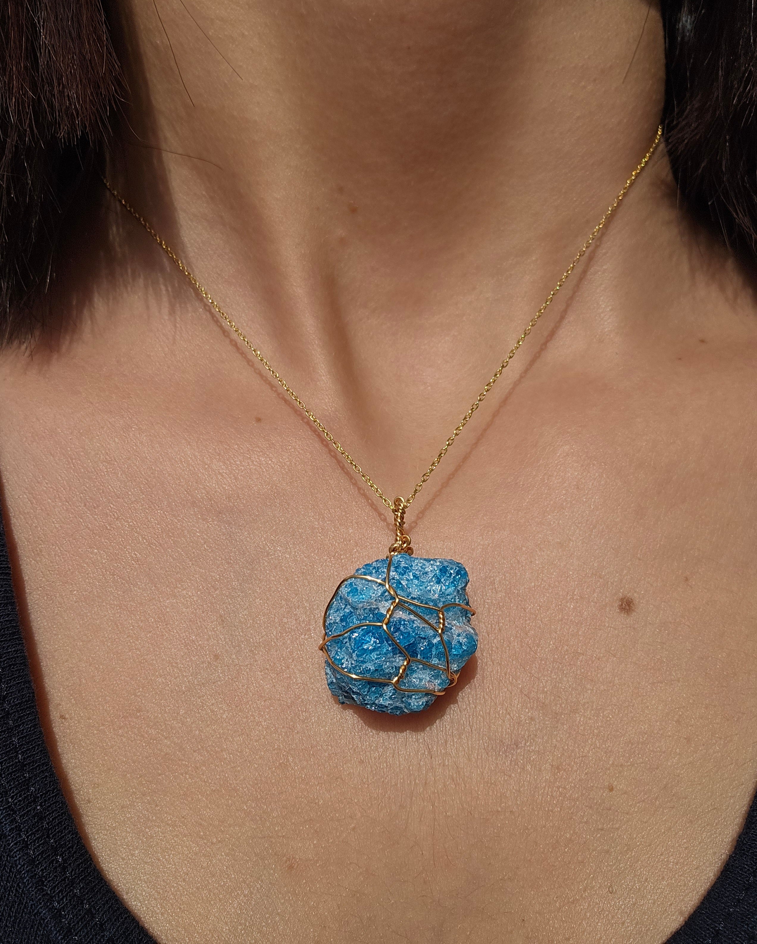 Collier Apatite bleue brute plaqué or 18K – Fait main