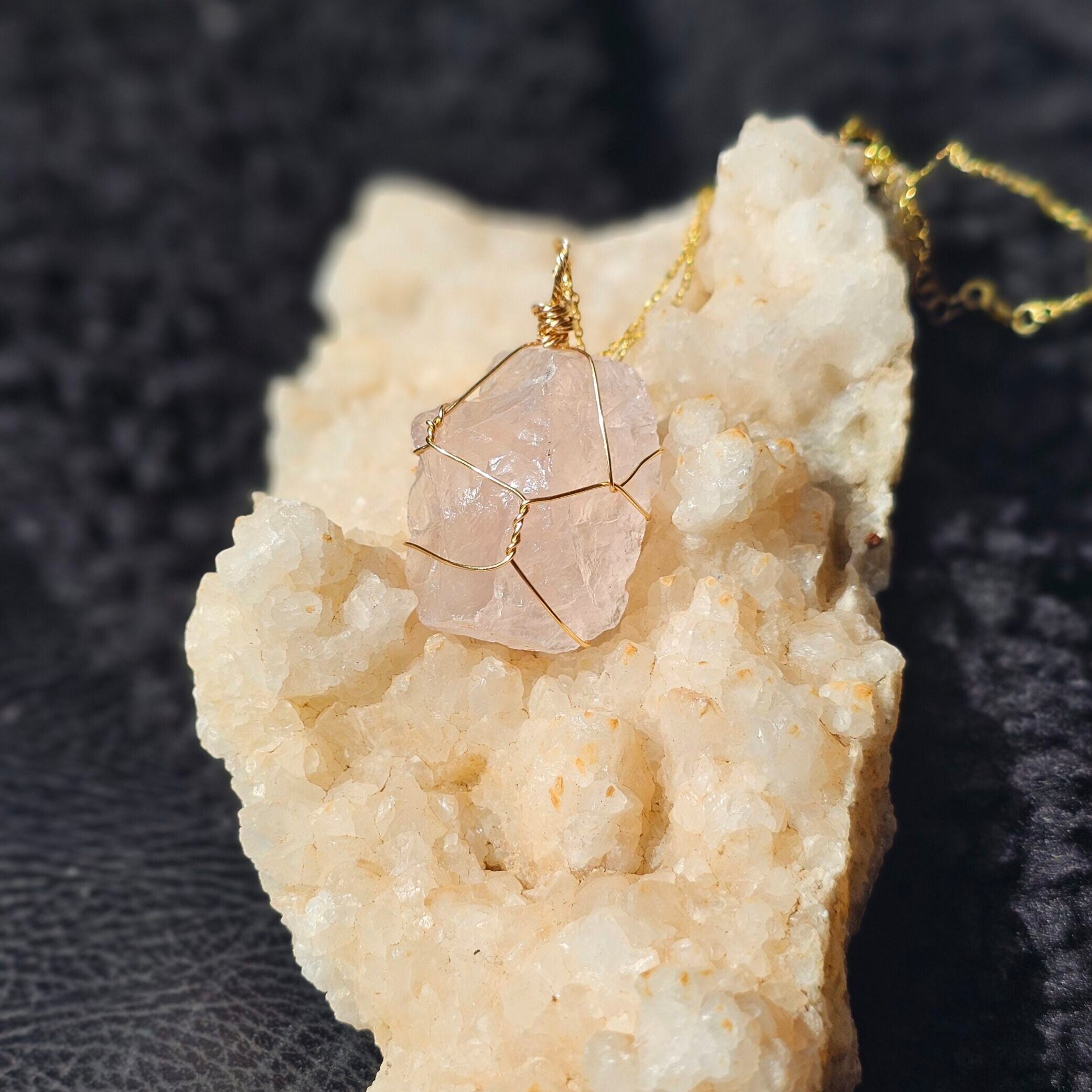 Collier Quartz rose brut plaqué or 18K – Fait main