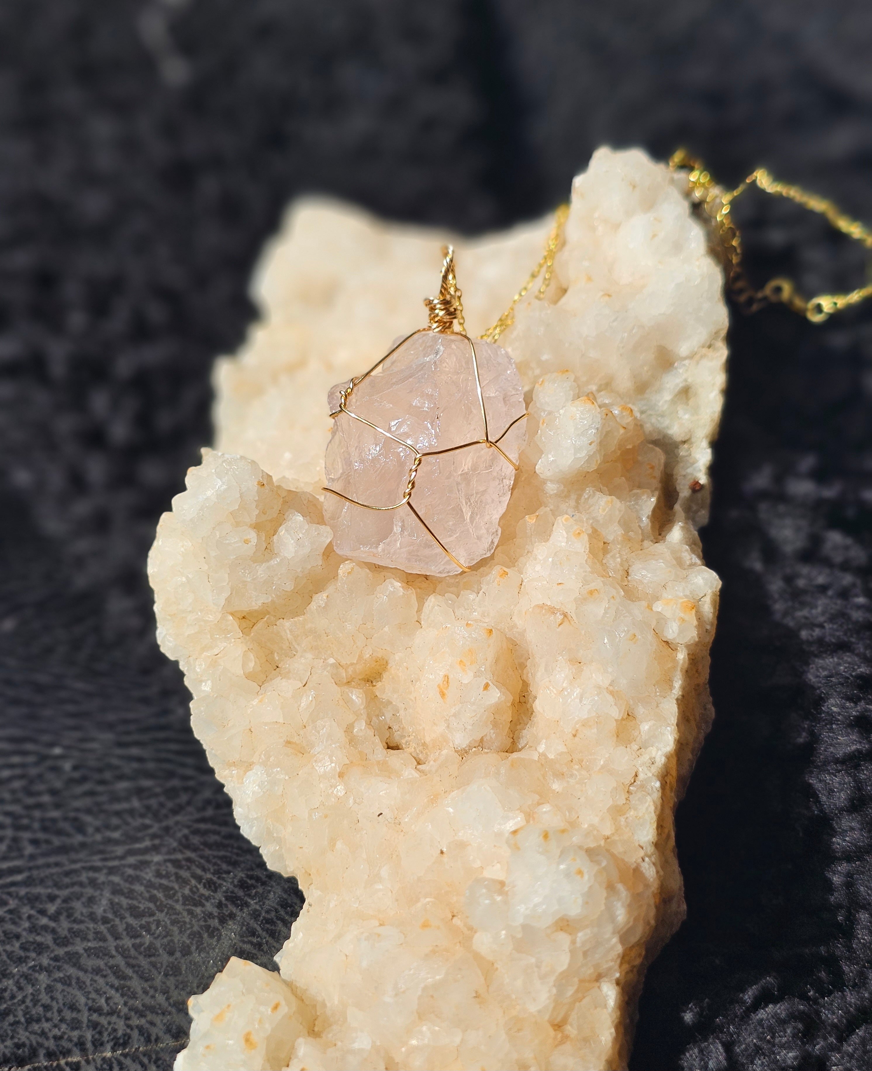 Collier Quartz rose brut plaqué or 18K – Fait main