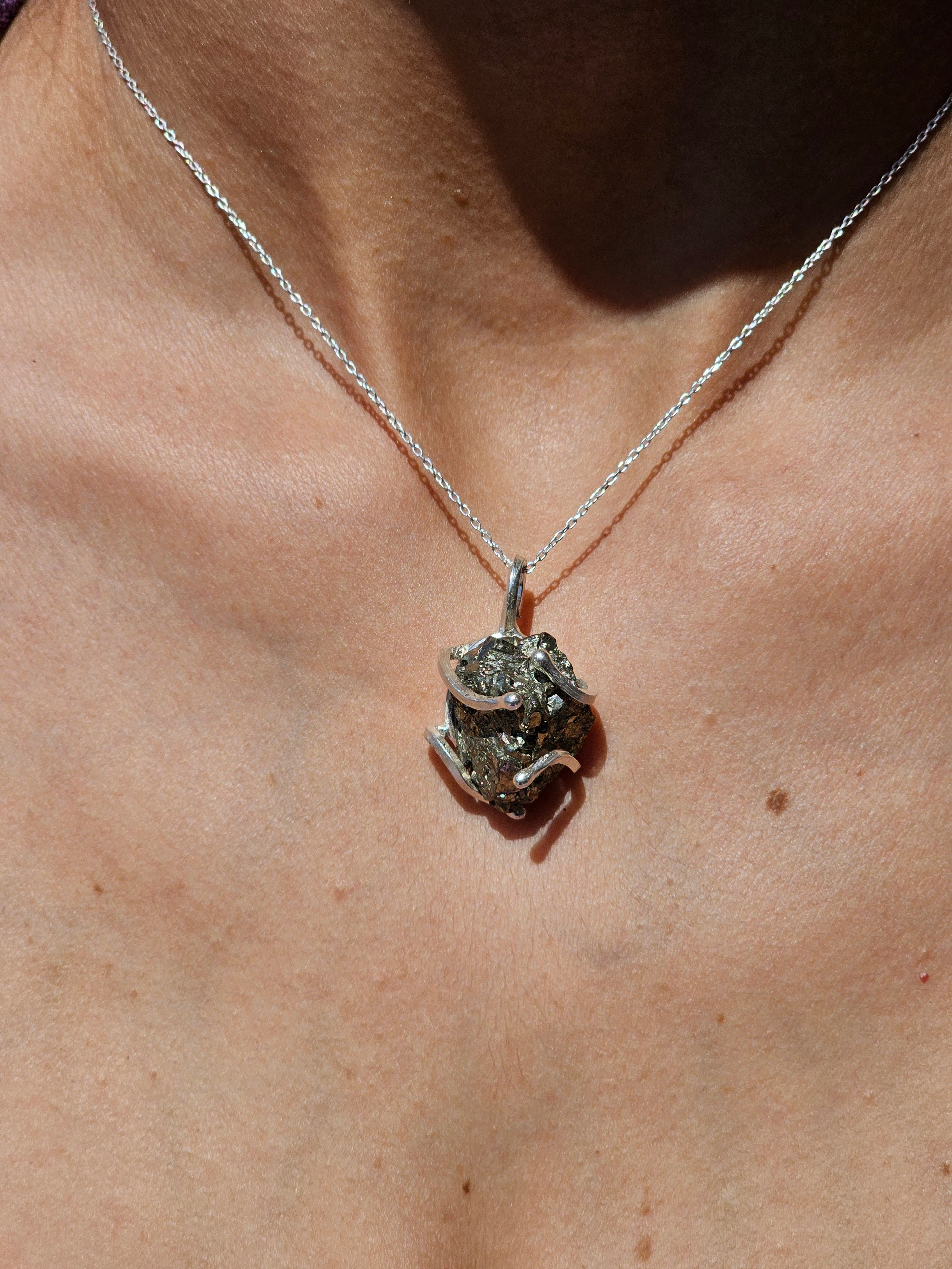 Collier en argent 925 avec pendentif de Pyrite brute entouré de l'argent (45cm)