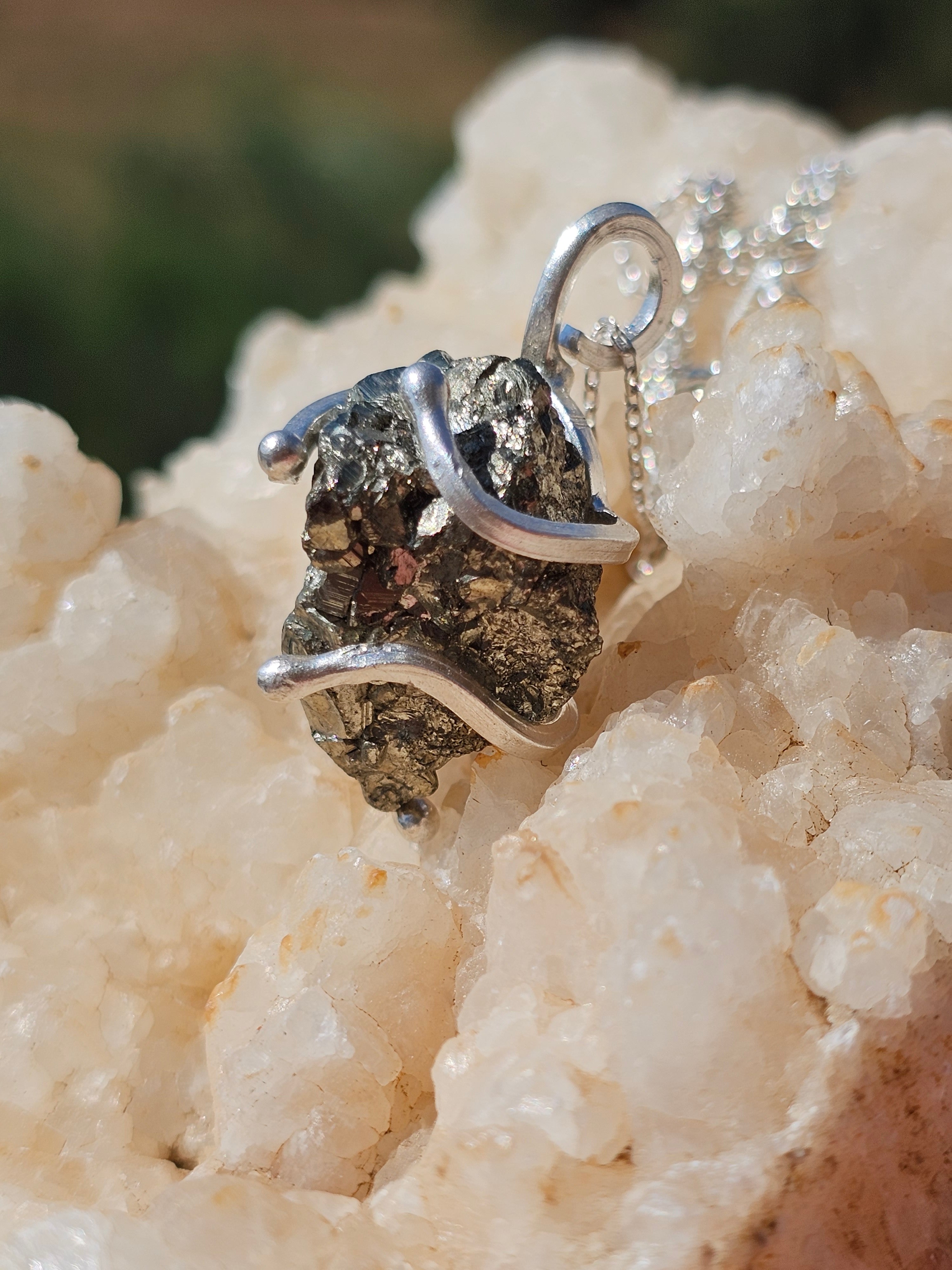 Collier en argent 925 avec pendentif de Pyrite brute entouré de l'argent (45cm)