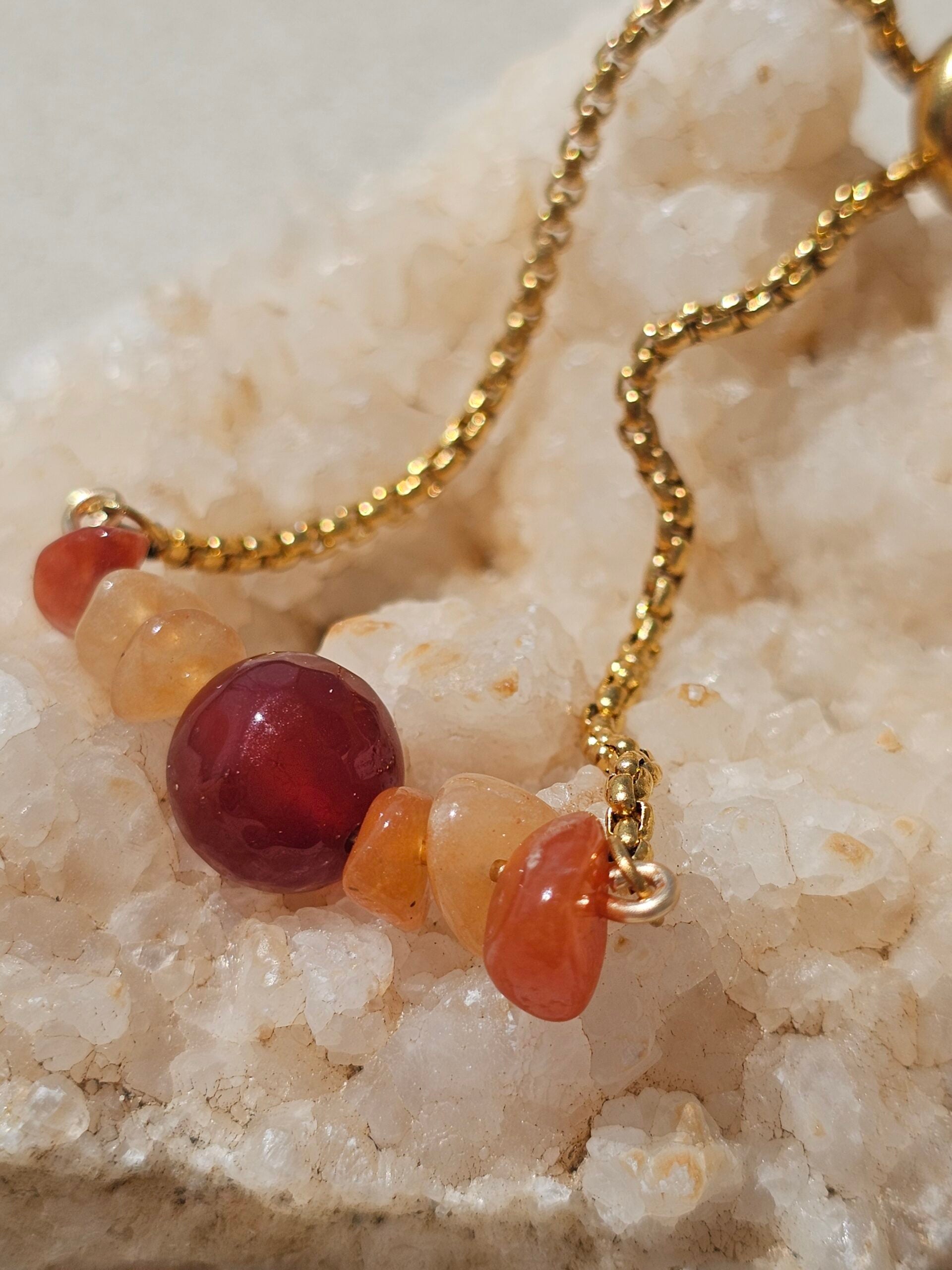 Bracelet en acier inoxydable ajustable avec des pierres de Cornaline au milieu