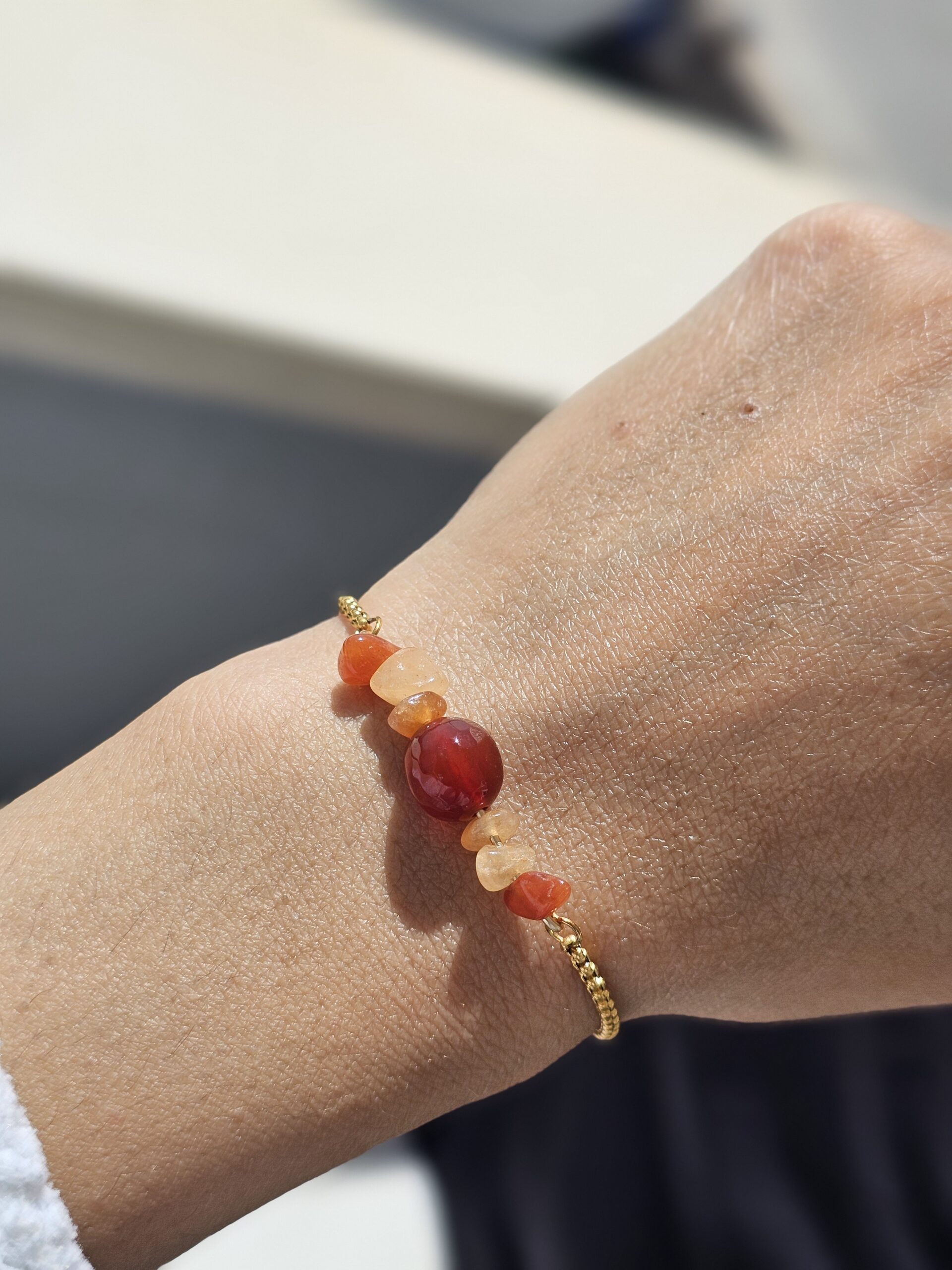 Bracelet en acier inoxydable ajustable avec des pierres de Cornaline au milieu
