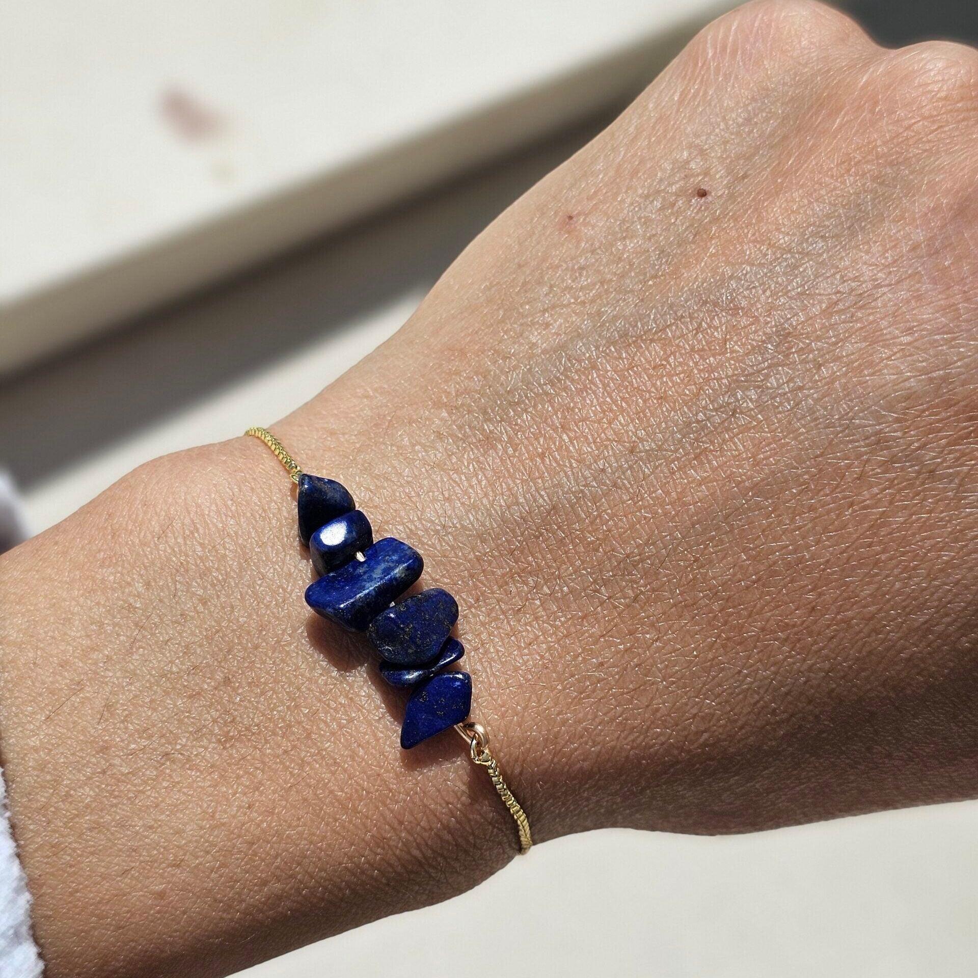 Bracelet en acier inoxydable ajustable avec des lapis lazuli brutes au milieu