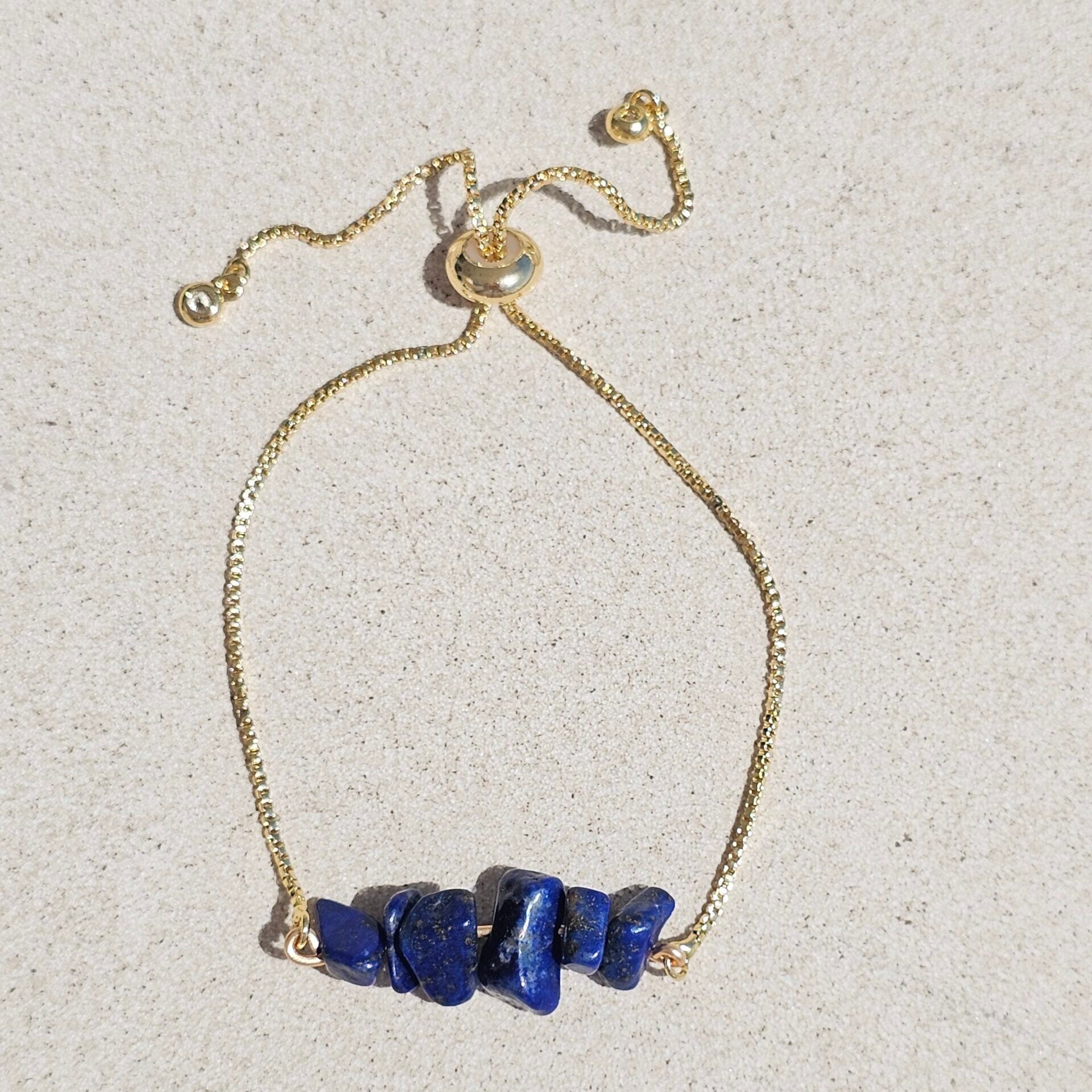 Bracelet en acier inoxydable ajustable avec des lapis lazuli brutes au milieu