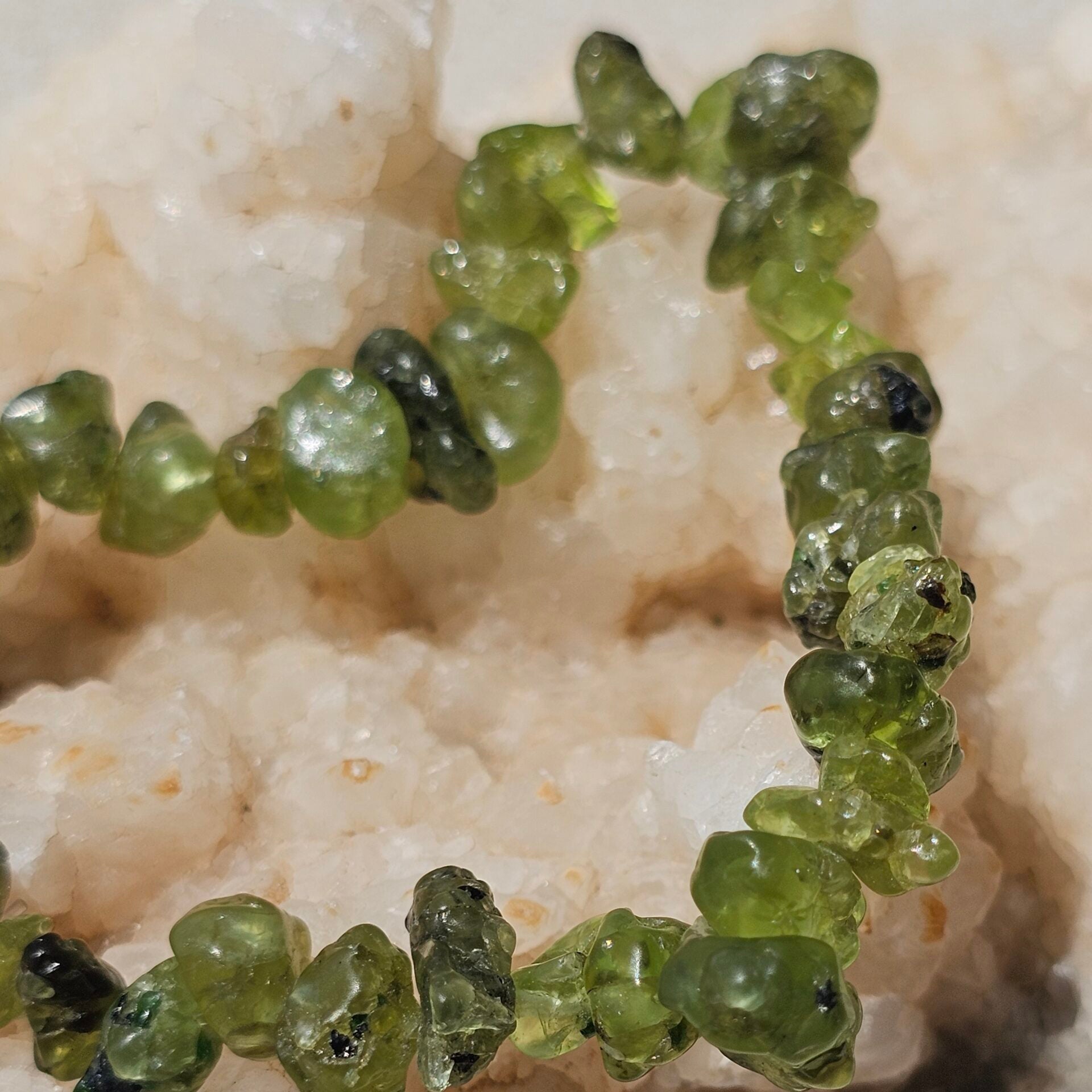 Bracelet élastique en Péridot naturel (16 à 18 cm)