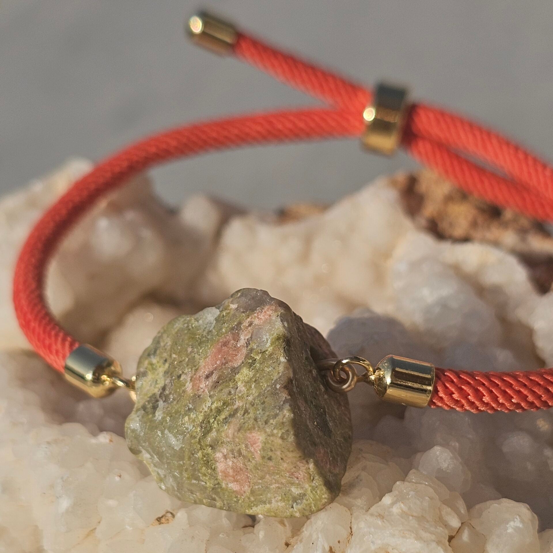Bracelet ajustable en fil orange et une Unakite brute au milieu