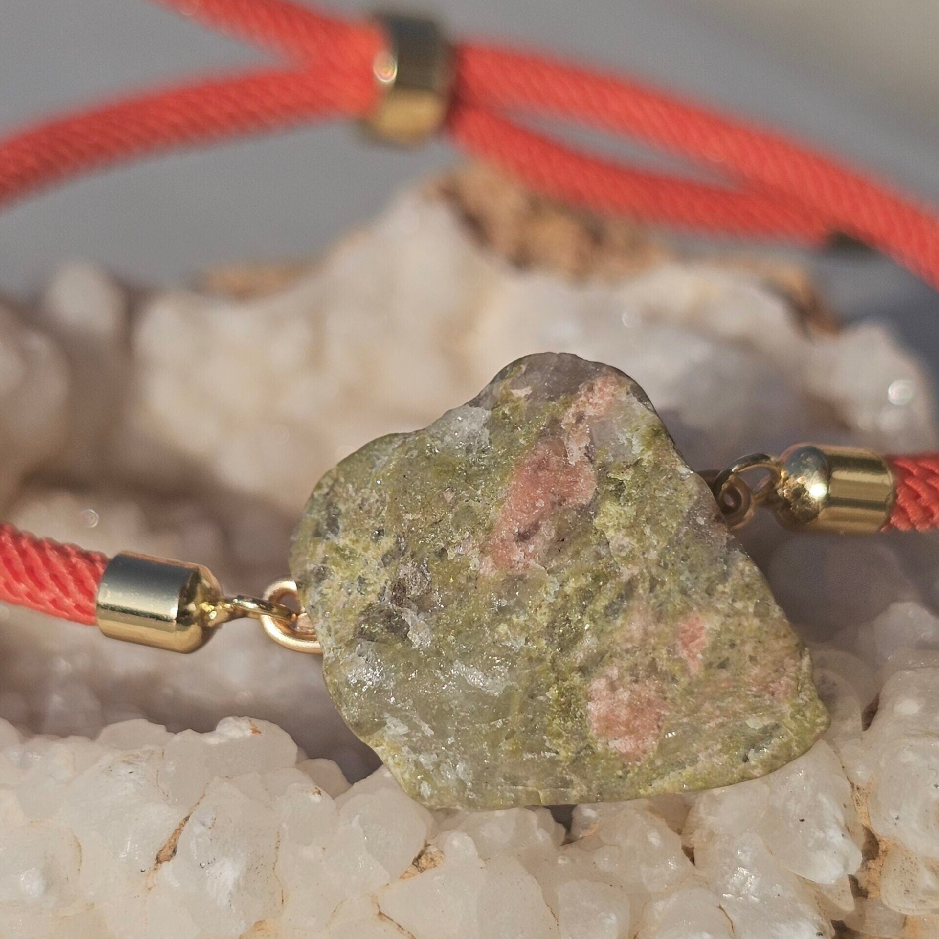 Bracelet ajustable en fil orange et une Unakite brute au milieu