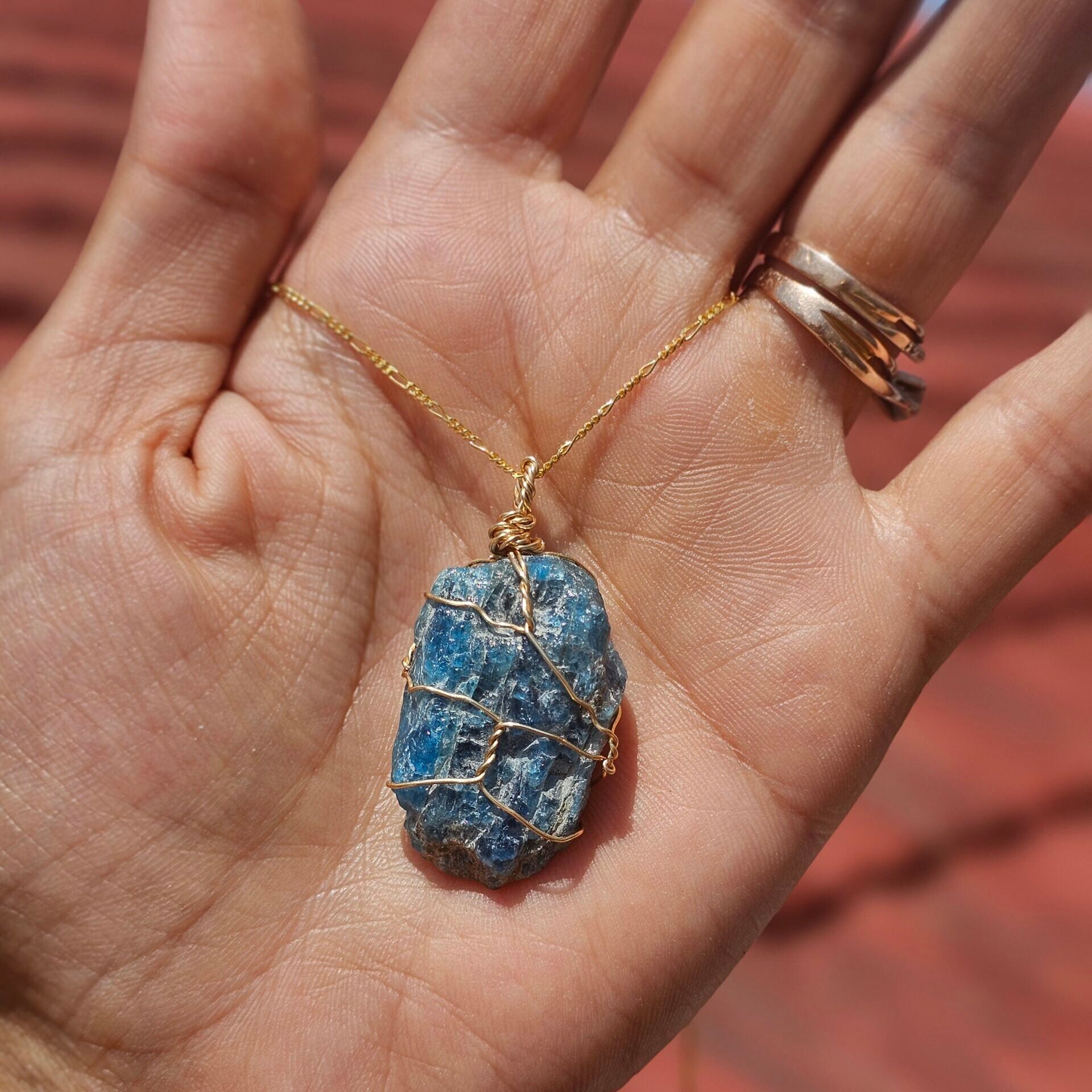 Collier en argent 925 plaqué en or 18 K avec un pendentif Apatite bleu brute