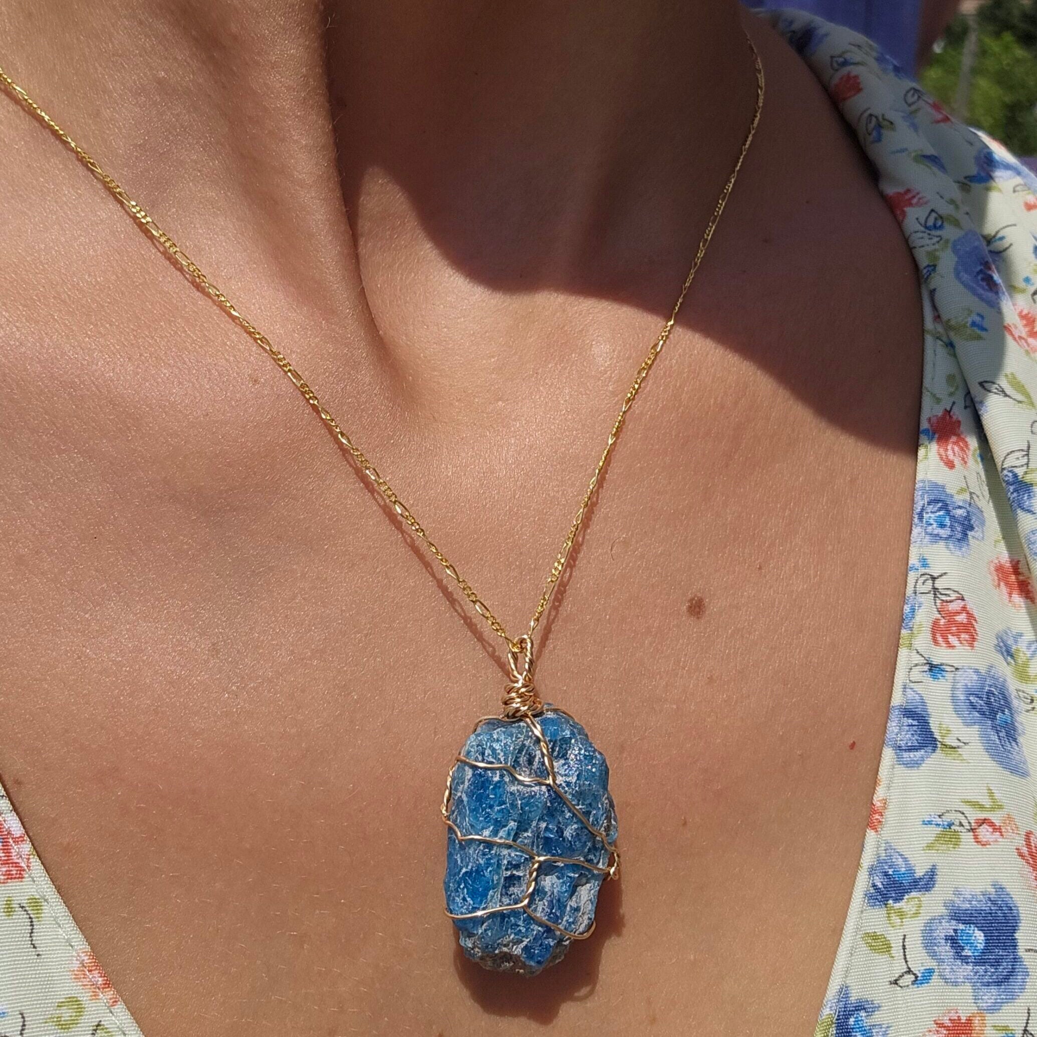 Collier en argent 925 plaqué en or 18 K avec un pendentif Apatite bleu brute