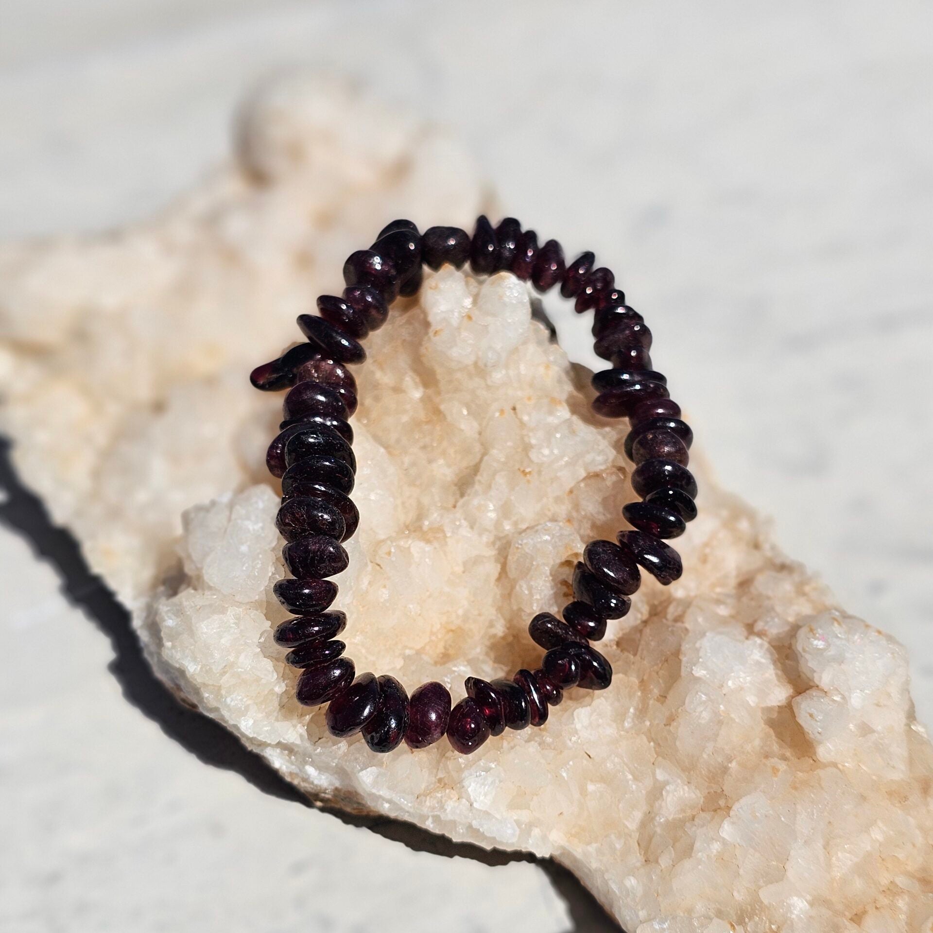 Bracelet élastique en grenat rouge - Énergie et élégance (17-19 cm)