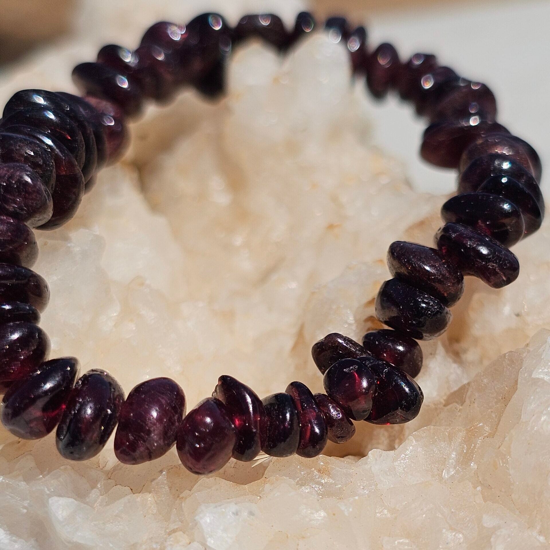 Bracelet élastique en grenat rouge - Énergie et élégance (17-19 cm)