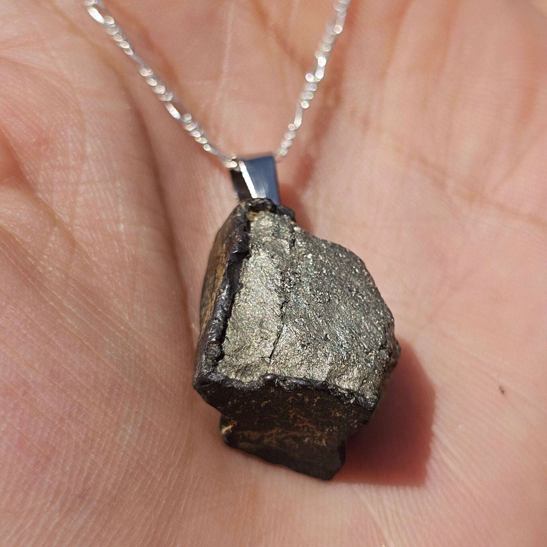 Collier en argent 925 avec un pendentif en Pyrite cubique unique