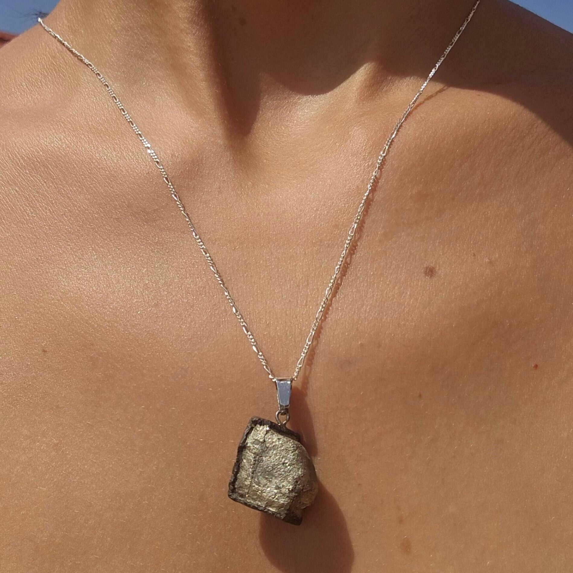 Collier en argent 925 avec un pendentif en Pyrite cubique unique