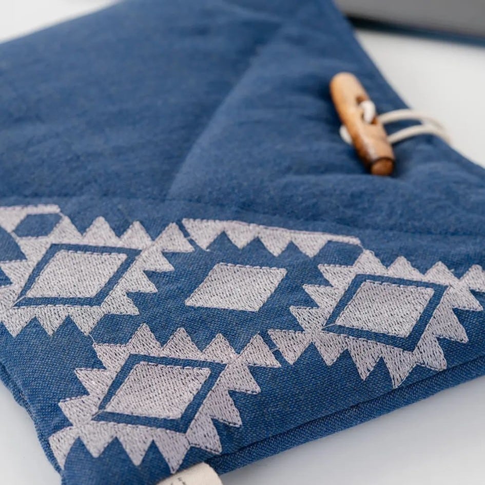 Pochette d'Ordinateur en Laine Matelassée avec Broderie Berbère
