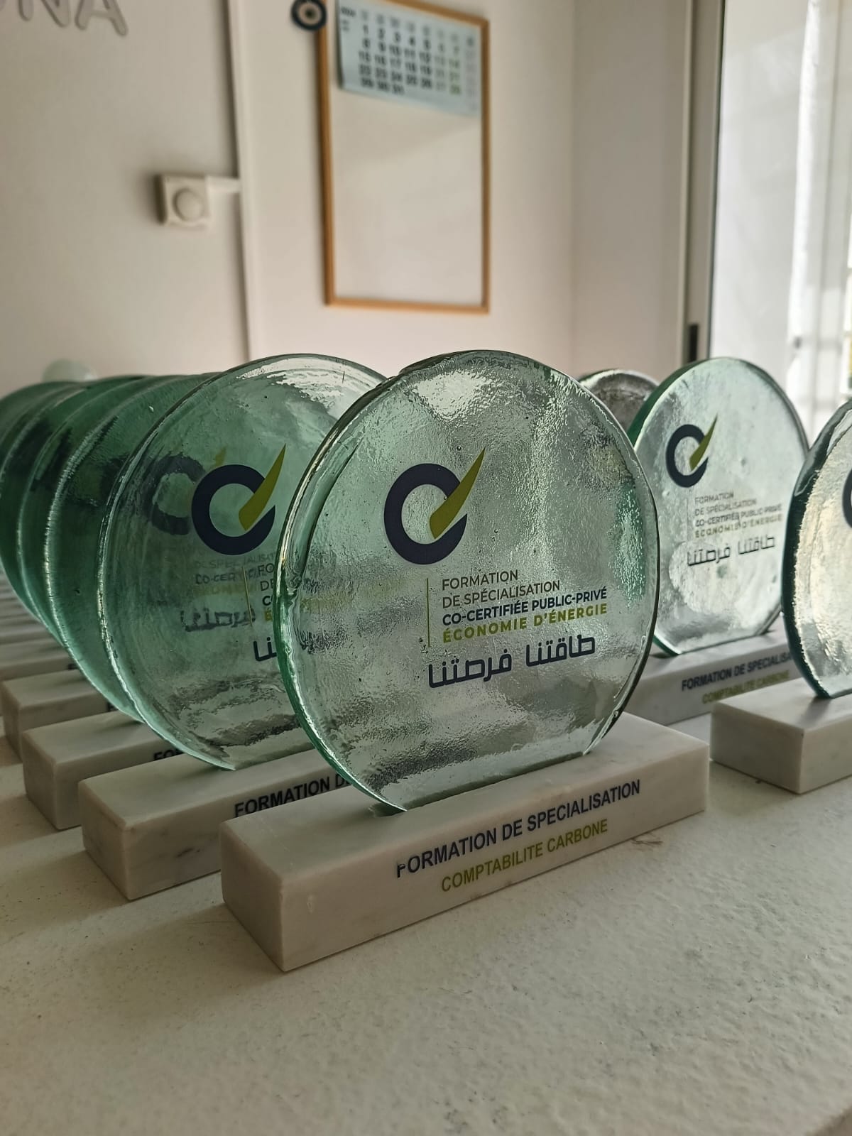 Trophée personnalisé en verre & marbre – Distinction élégante