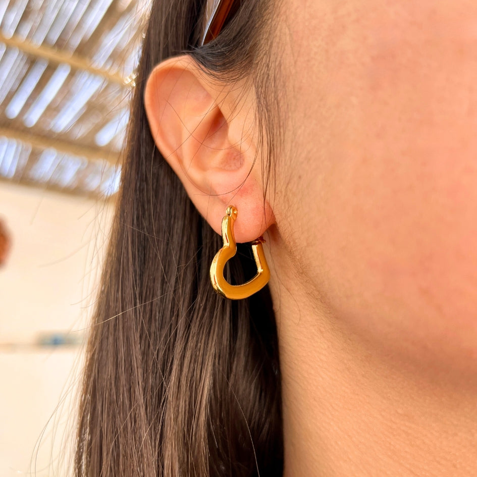 Boucles d’oreilles créoles cœur torsadé doré élégant