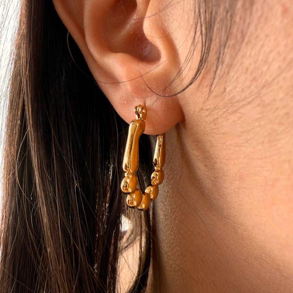 Boucles d'oreilles créoles dorées à billes – Élégance et modernité