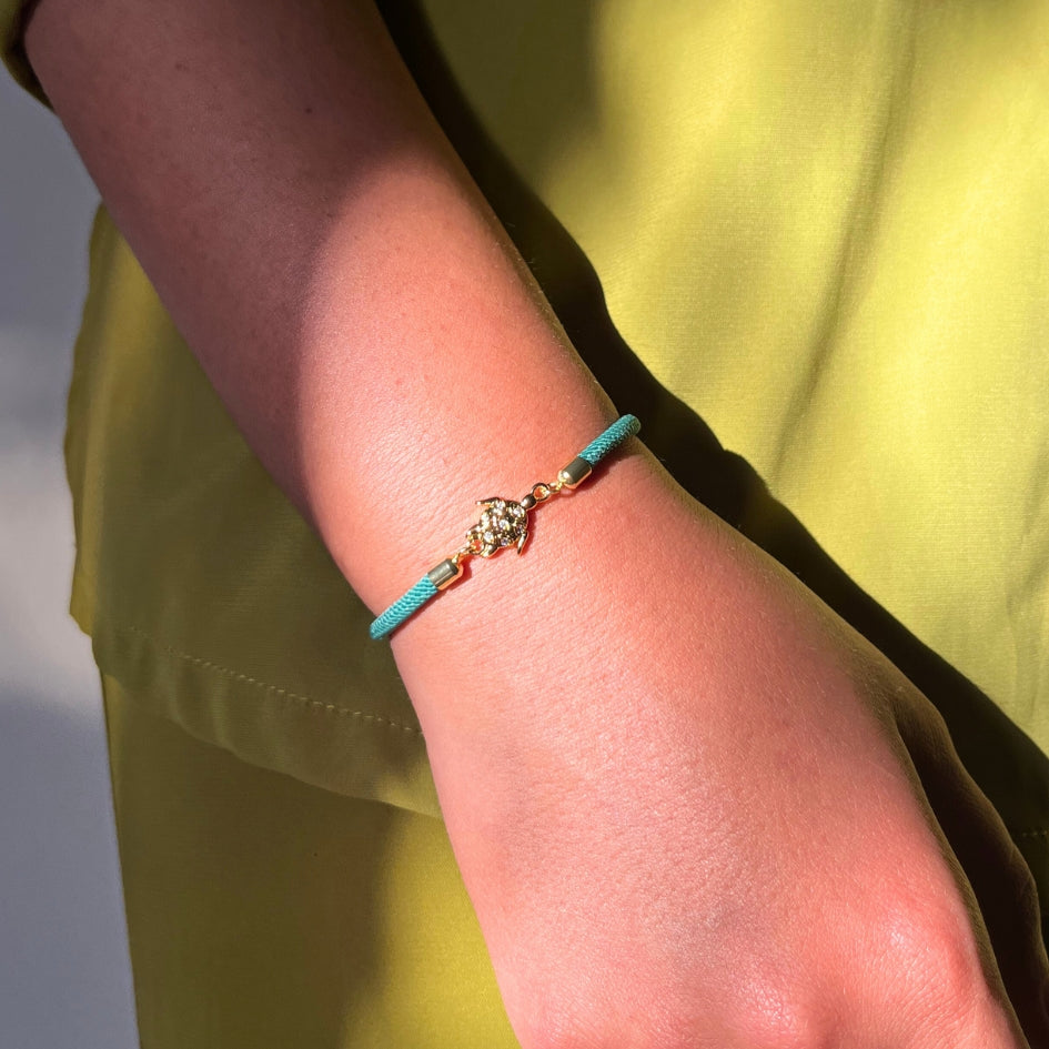 Bracelet ajustable tortue dorée sur corde verte fait main et symbolique