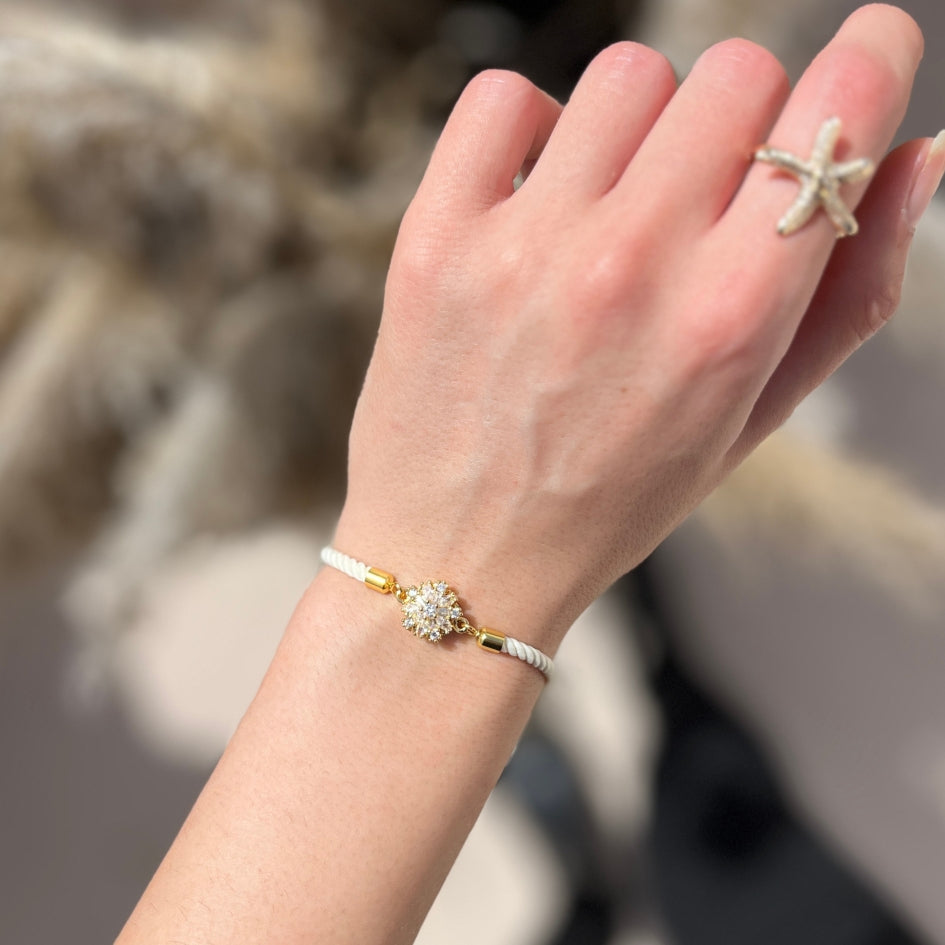 Bracelet Fleur dorée et corde blanche ajustable fait main