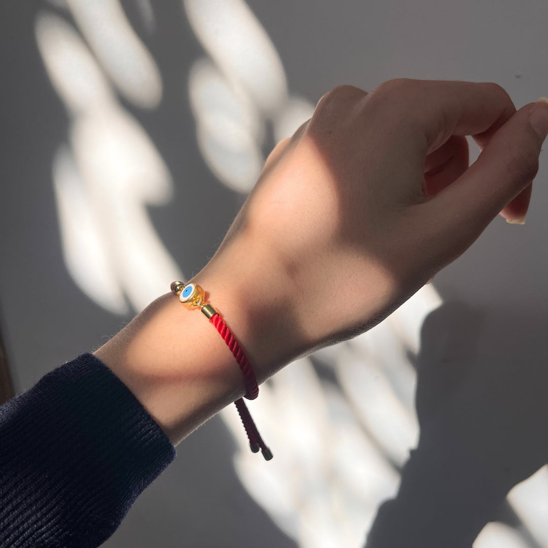 Bracelet artisanal Rouge avec le symbole de l’œil bleu