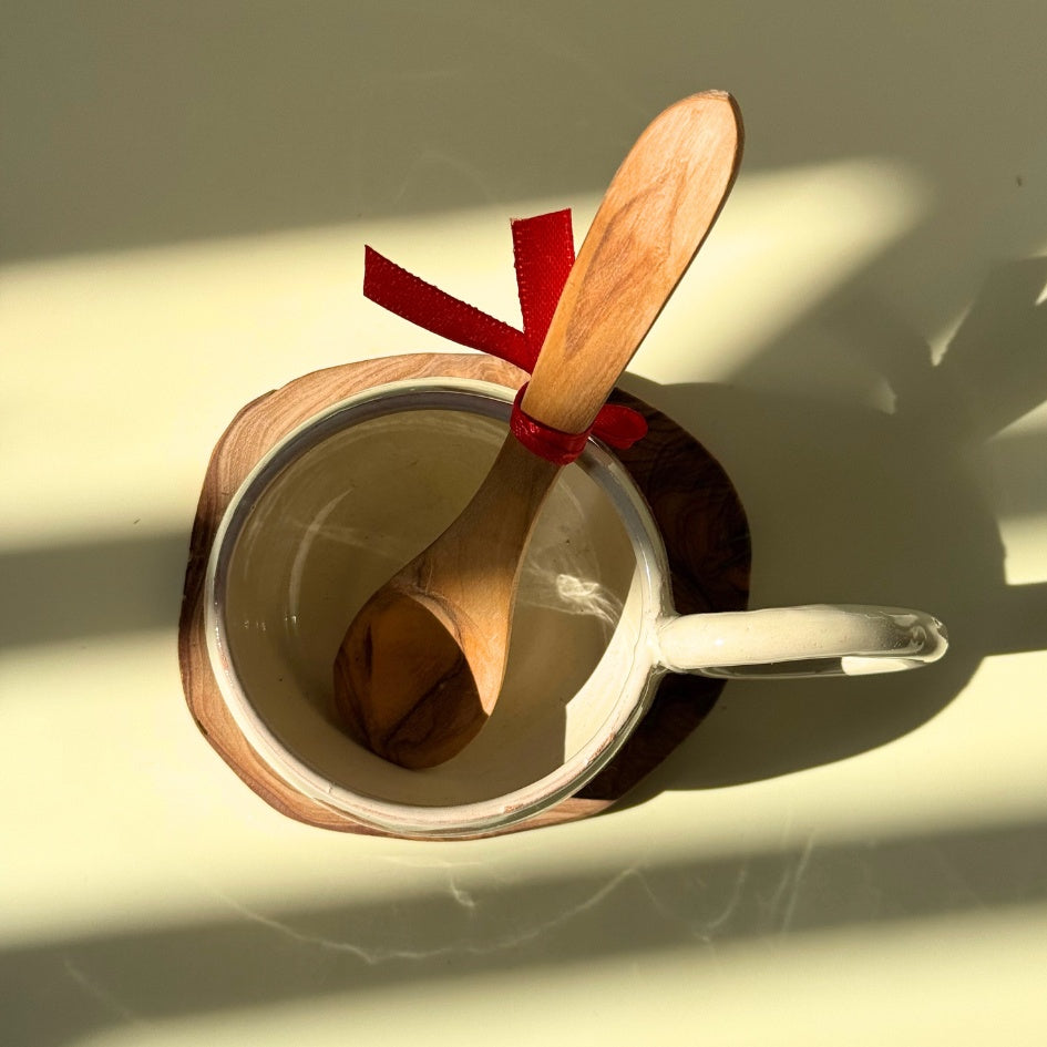 Coffret Petit-Déjeuner Artisanal – Tasse en céramique, soucoupe en bois d’olivier & cuillère