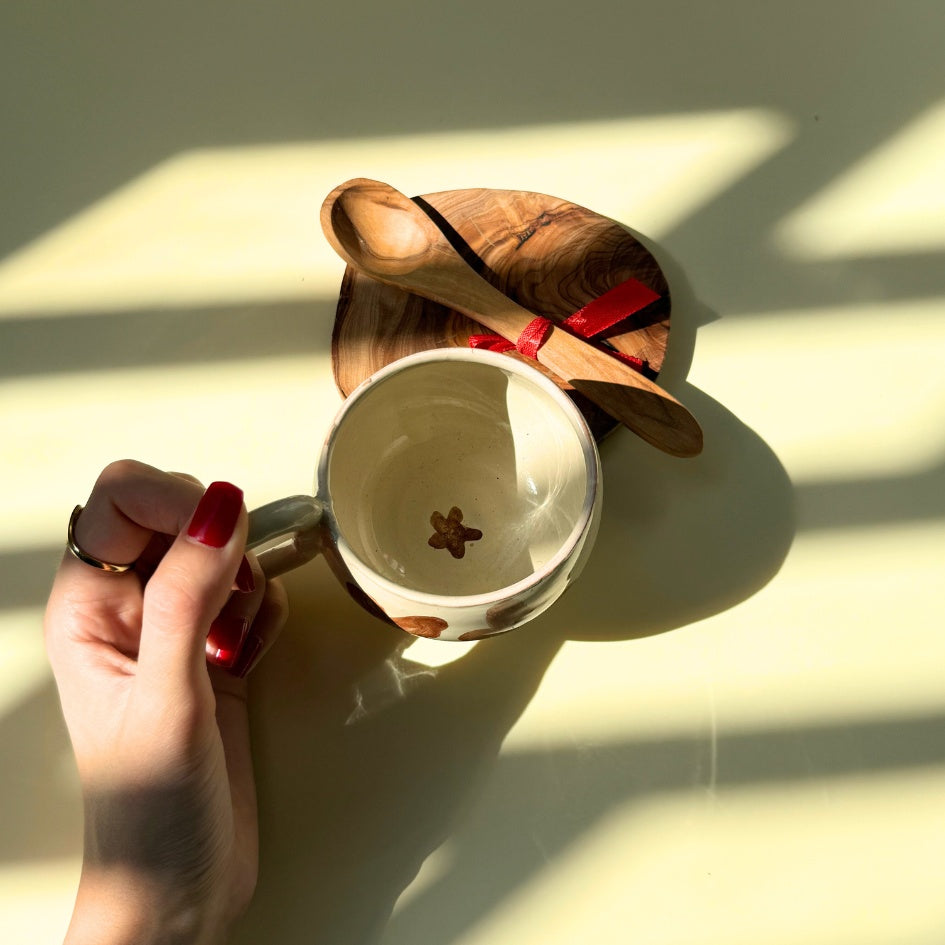 Coffret Petit-Déjeuner Artisanal – Tasse en céramique, soucoupe en bois d’olivier & cuillère