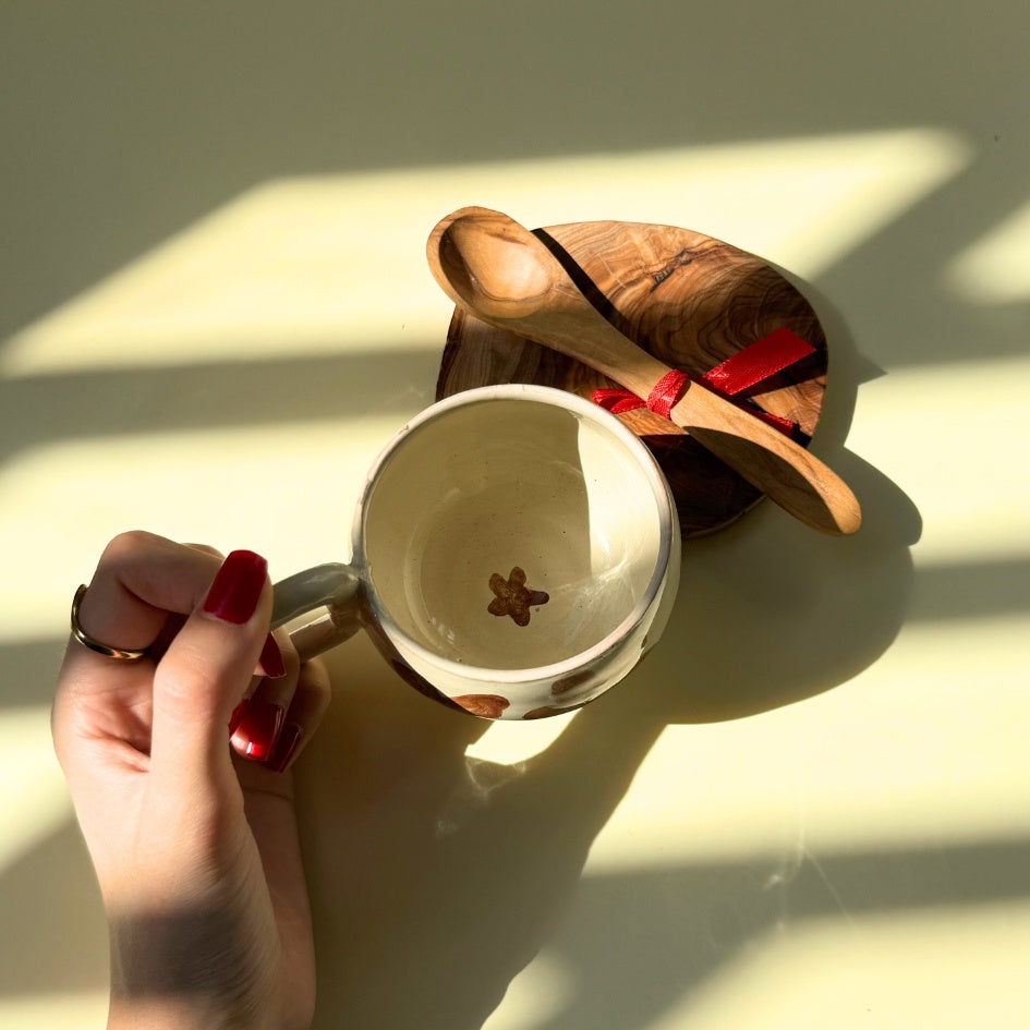 Coffret Petit-Déjeuner Artisanal – Tasse en céramique, soucoupe en bois d’olivier & cuillère
