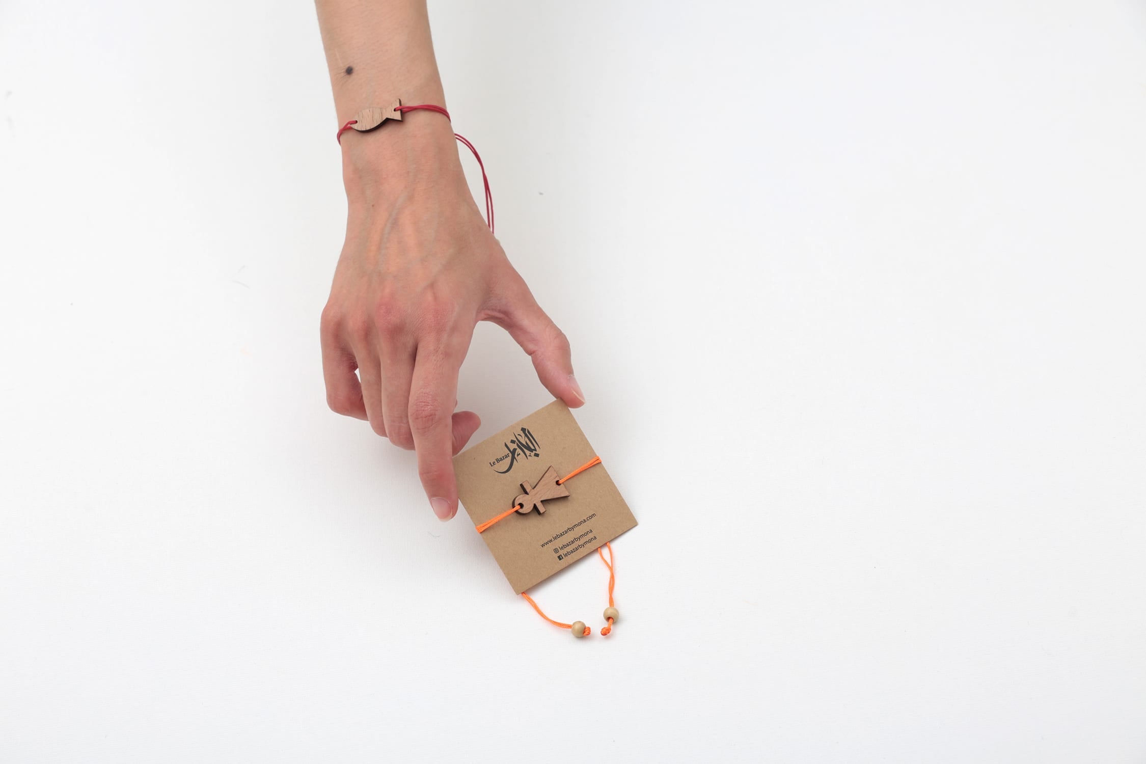 Bracelets en Bois Gravé avec Symbole Iconique de la Tunisie