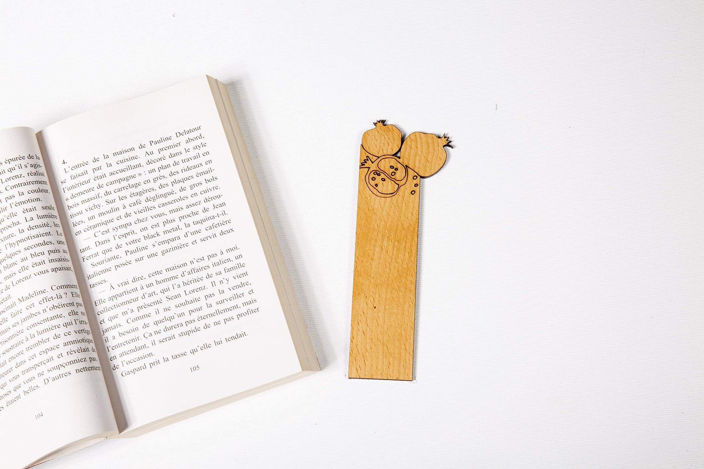 Marque-Page en Bois Gravé : Grenade – Symbole Emblématique de la Tunisie