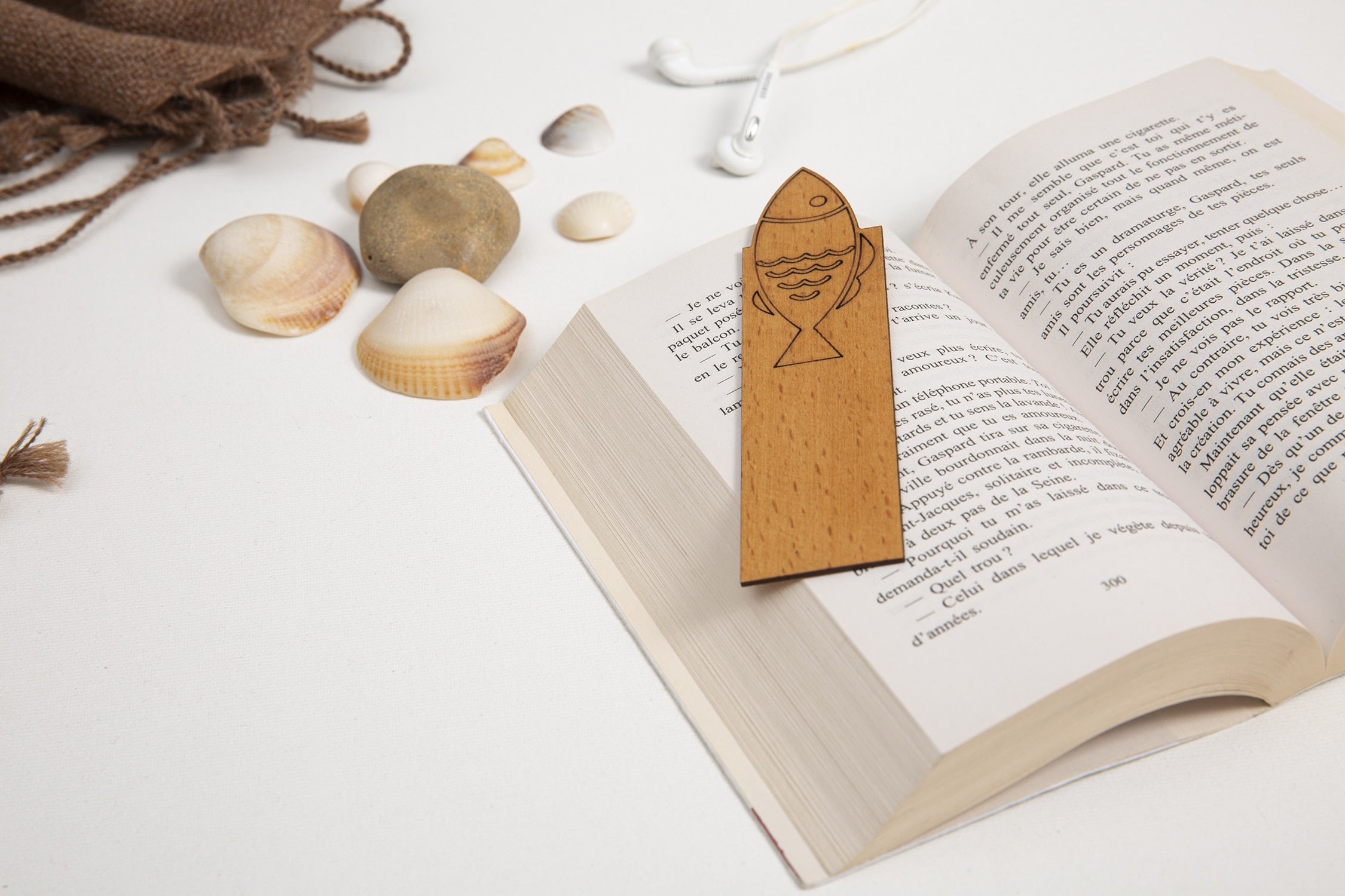 Marque-Page en Bois Gravé : Poisson – Symbole Emblématique de la Tunisie