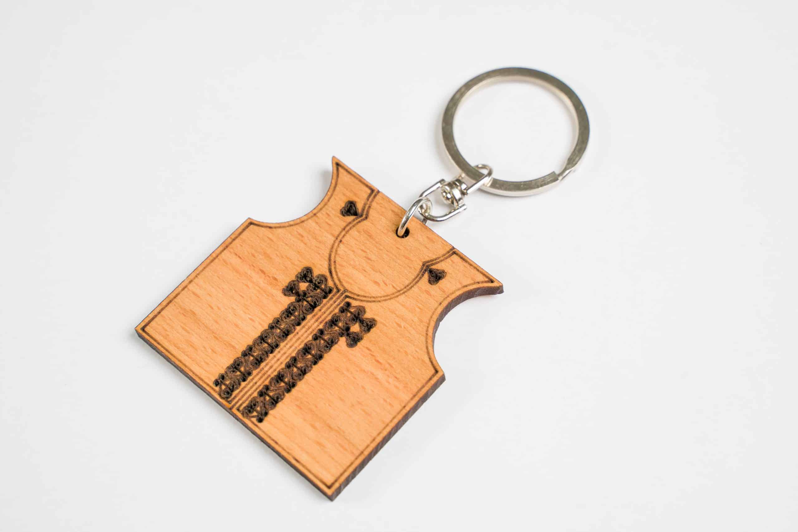 porte-clés en bois gravé avec les symboles emblématiques de la Tunisie