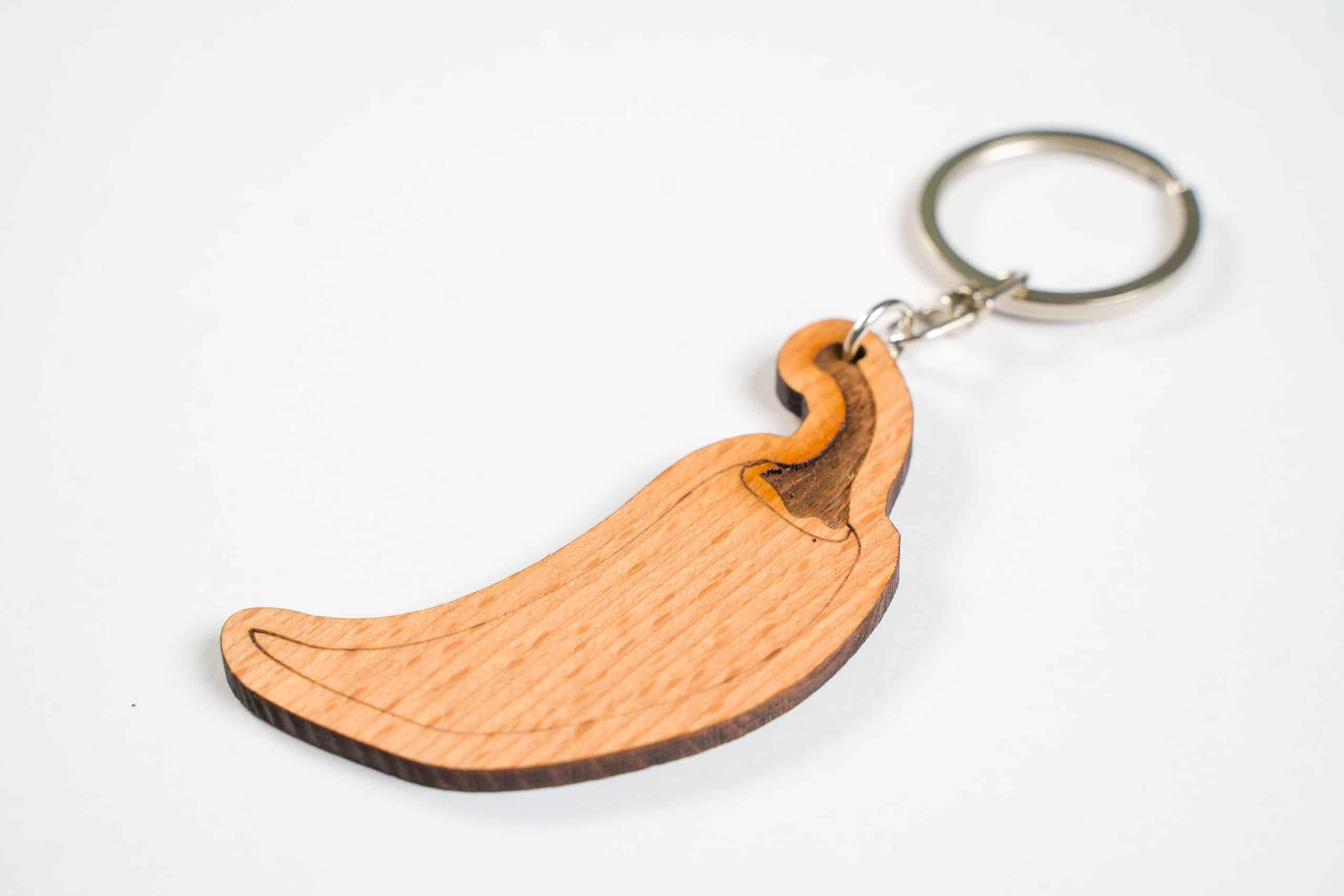 porte-clés en bois gravé avec les symboles emblématiques de la Tunisie