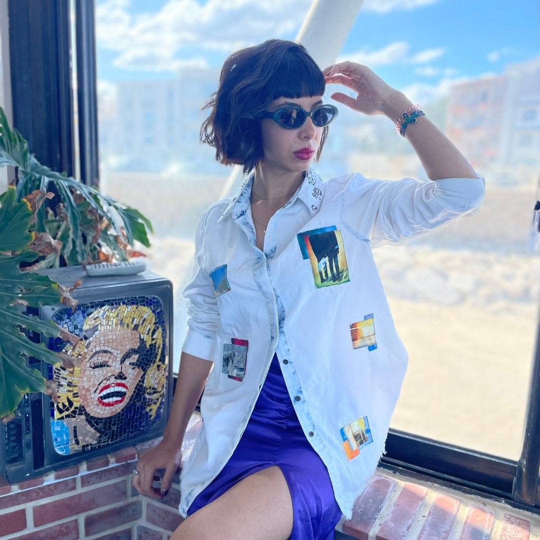 Chemise en denim délavé avec des patches imprimés et un col agrémenté de strass, pièce unique en taille S