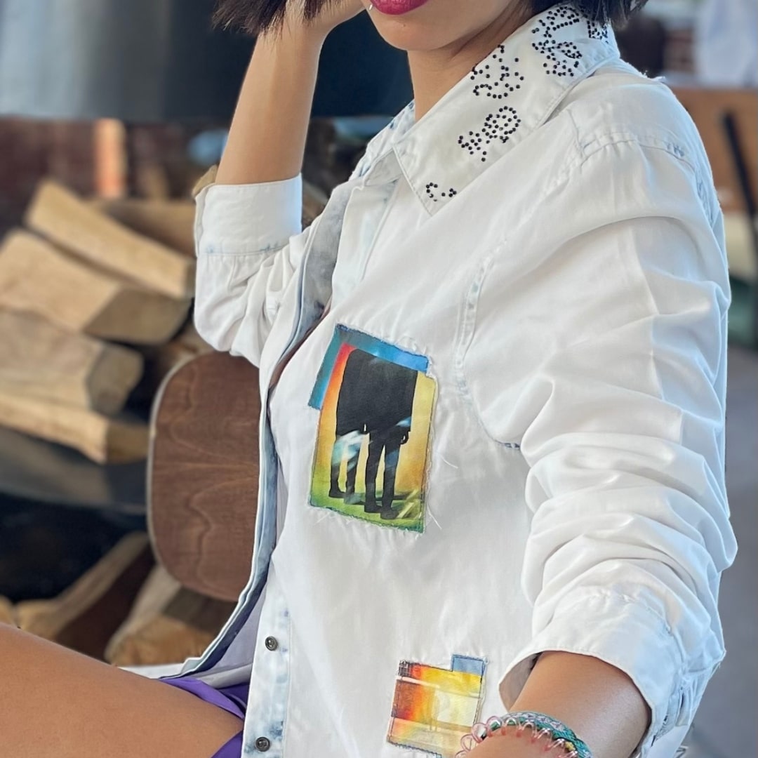 Chemise en denim délavé avec des patches imprimés et un col agrémenté de strass, pièce unique en taille S