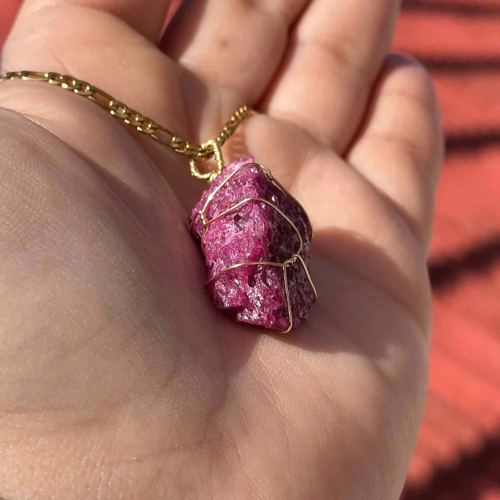 Collier en acier inoxydable avec pendentif en rubis naturel (75 cm)