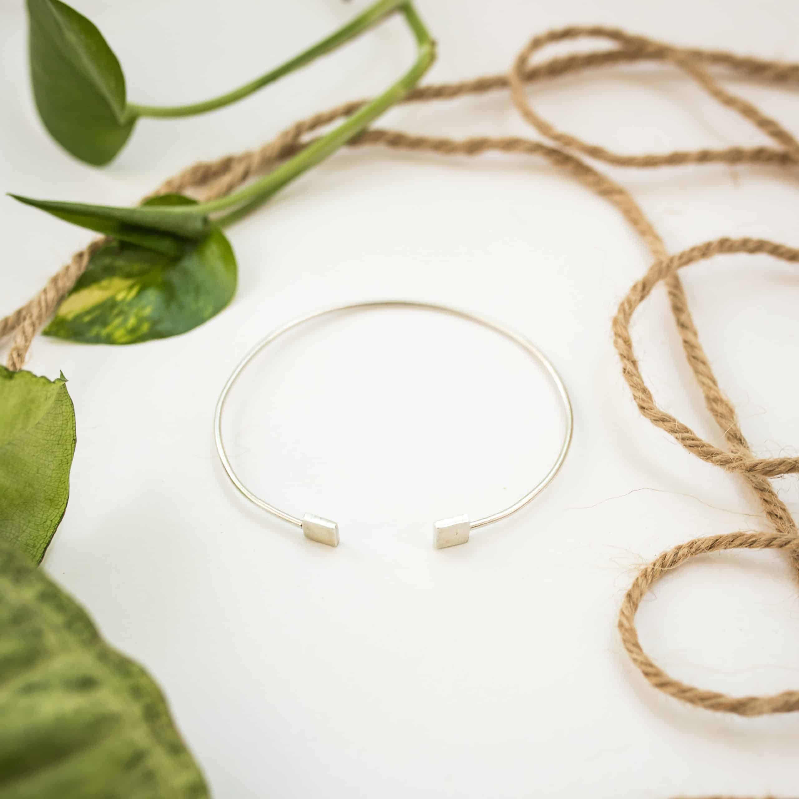 Bracelet minimaliste fine fait main en argent 925