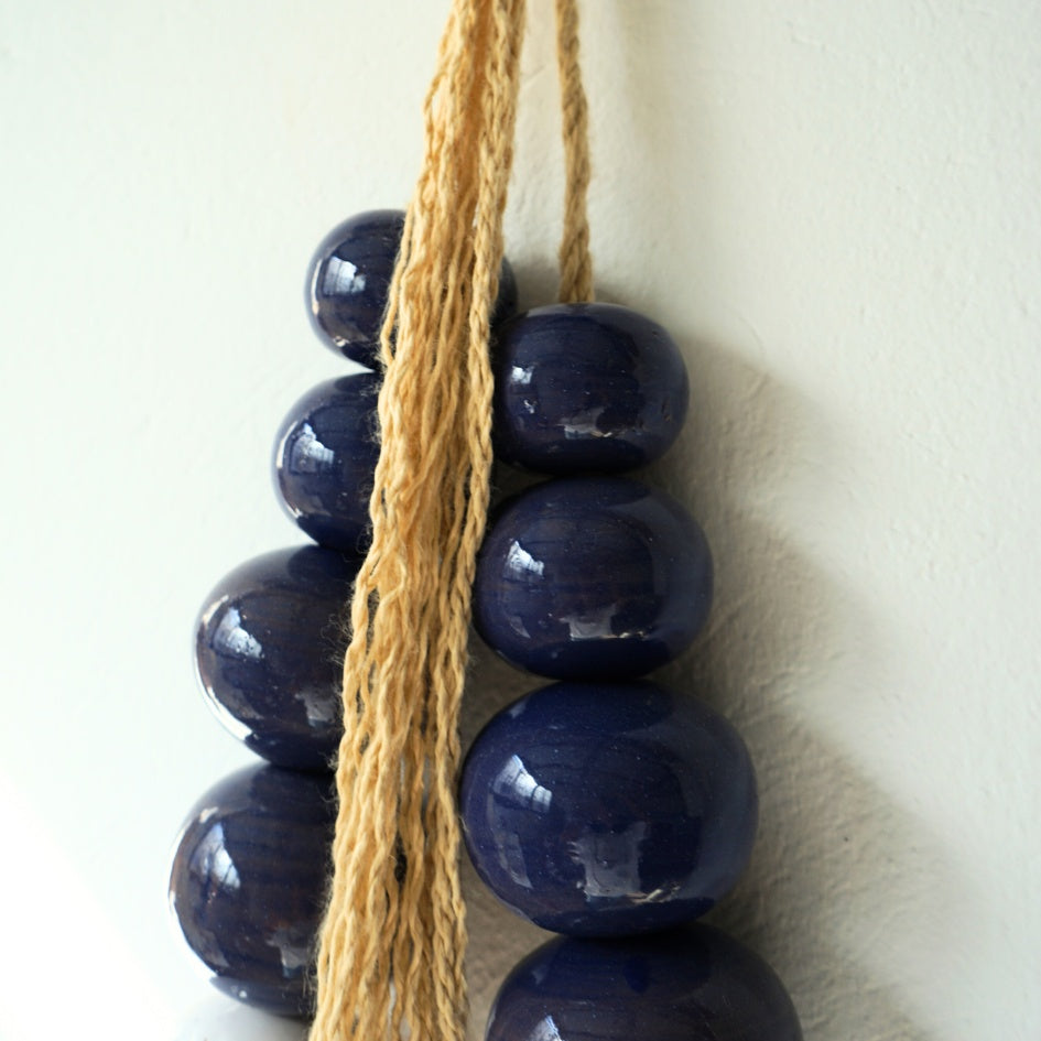 Suspension murale en perles de céramique bleu et blanc