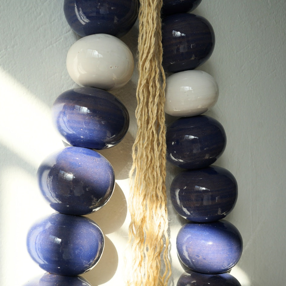 Suspension murale en perles de céramique bleu et blanc