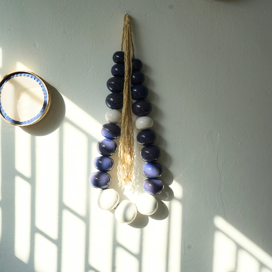 Suspension murale en perles de céramique bleu et blanc