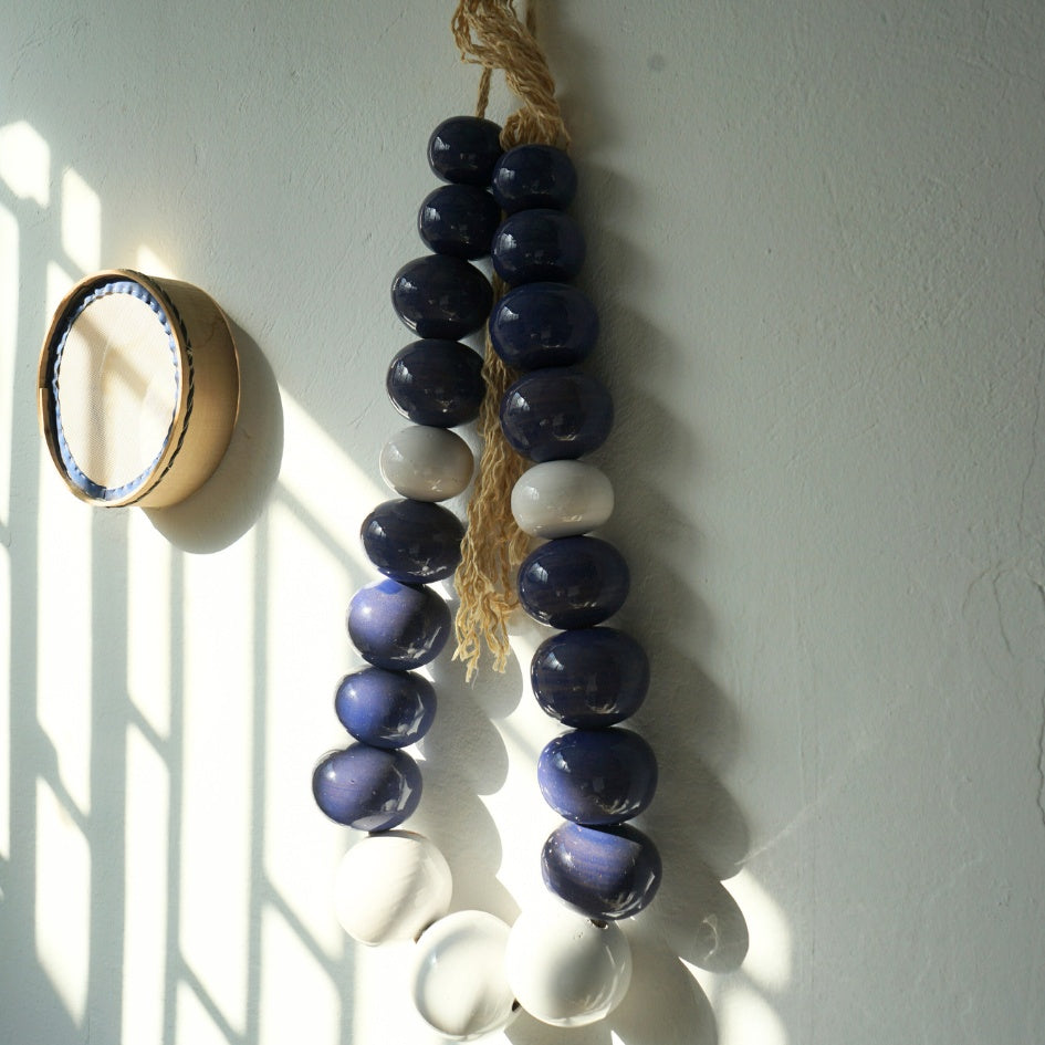 Suspension murale en perles de céramique bleu et blanc