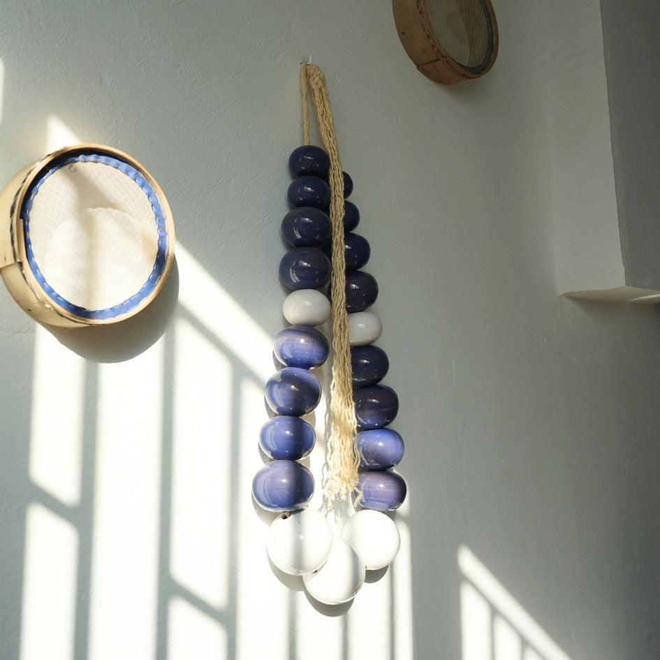 Suspension murale en perles de céramique bleu et blanc