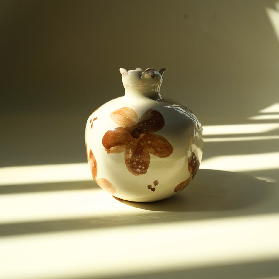 Vase décoratif en céramique(grenade ) avec motif floral – Fait main en Tunisie