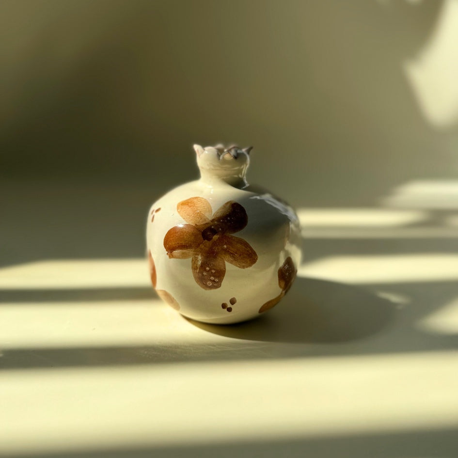 Vase décoratif en céramique(grenade ) avec motif floral – Fait main en Tunisie