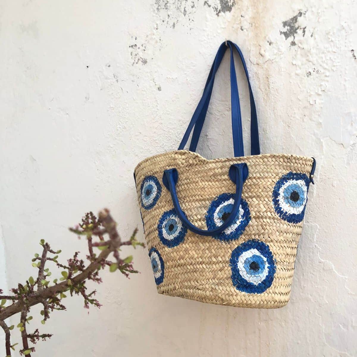 Couffin sac de plage en paille, anses en cuir et motifs bleus