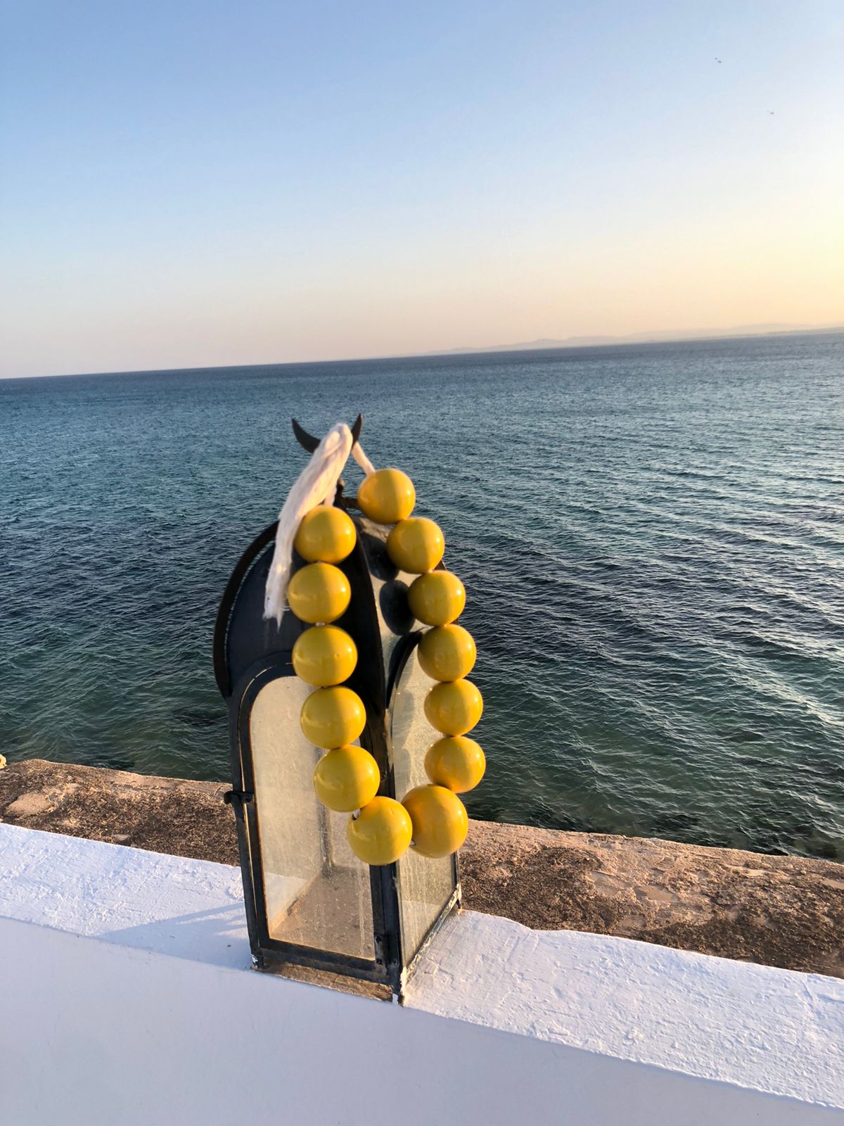 mini chapelet murale en perles de céramique jaune, dimension 40*26cm