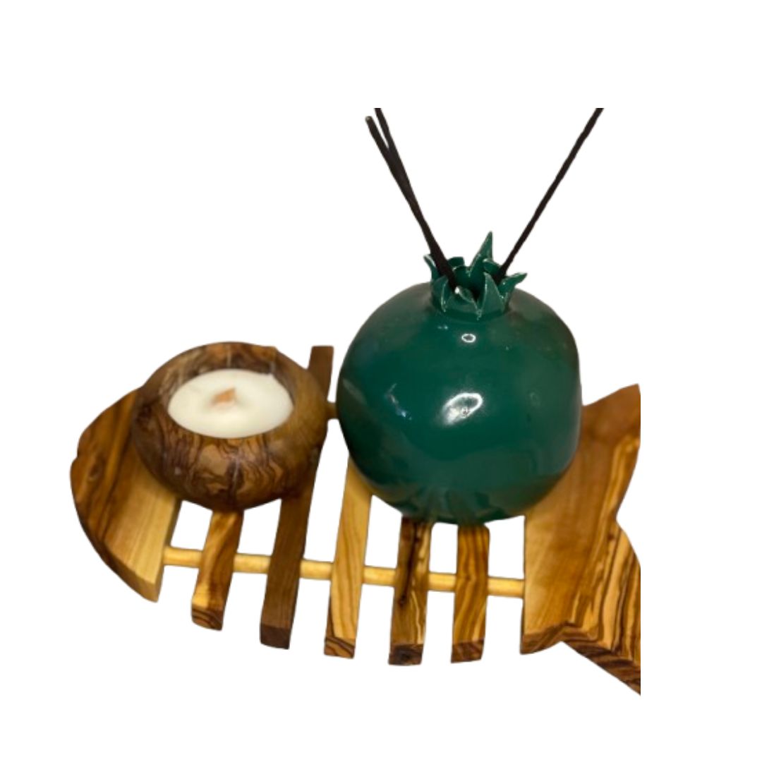 Pack décorative avec sous plat forme poisson, bougeoir en bois d'olivier et grenade en céramique