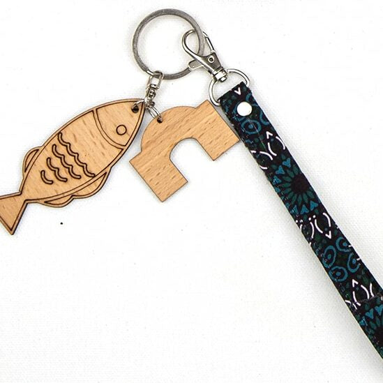 Porte-Clés en Bois Gravé avec Motif Poisson et Houch – Djerba